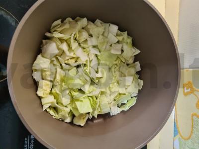 Troškinti cukinijos su kopūstais ir pomidorais Žingsnis 1