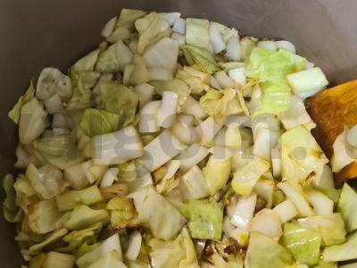 Troškinti cukinijos su kopūstais ir pomidorais Žingsnis 2