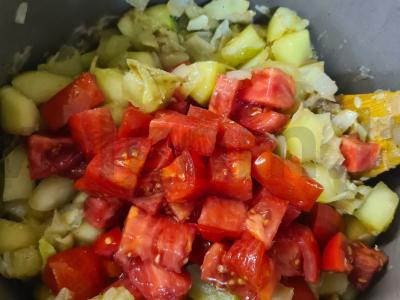 Troškinti cukinijos su kopūstais ir pomidorais Žingsnis 5