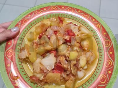 Troškinti cukinijos su kopūstais ir pomidorais pagrindine nuotrauka