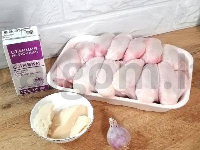 Vištienos sparneliai grietinėlės ir česnako padaže Žingsnis 1