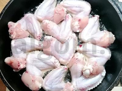 Vištienos sparneliai grietinėlės ir česnako padaže Žingsnis 3