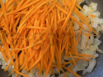 Kumpiai ant morkų ir svogūnų pagalvėlės Žingsnis 4