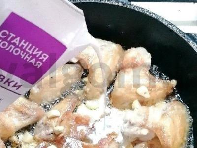 Vištienos sparneliai grietinėlės ir česnako padaže Žingsnis 4