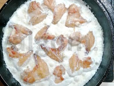 Vištienos sparneliai grietinėlės ir česnako padaže Žingsnis 5