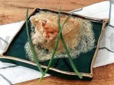 Vištienos sparneliai grietinėlės ir česnako padaže pagrindine nuotrauka