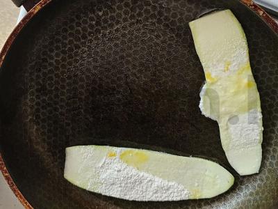 Keptas cukinijas su korėjietiška morkų salotomis Žingsnis 1