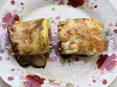 Keptas cukinijas su korėjietiška morkų salotomis pagrindine nuotrauka