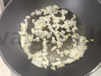 Žuvienė su konservuota skumbre Žingsnis 1