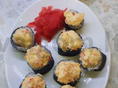 Namų ritinėliai su upėtakiu ir marinuotais imbierais pagrindine nuotrauka