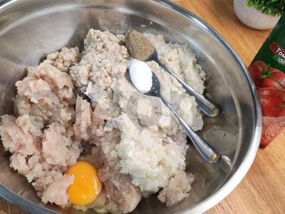 Žuvies kotletai pomidorų padaže vakarienei Žingsnis 4