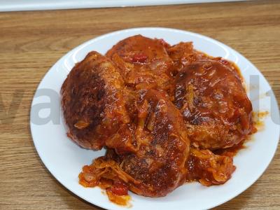 Žuvies kotletai pomidorų padaže vakarienei pagrindine nuotrauka