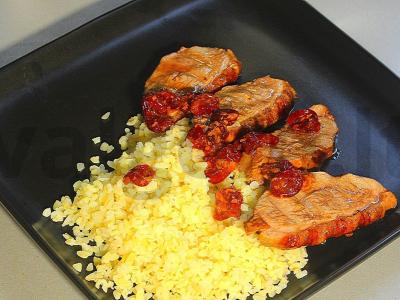 Anties krūtinėlė ant grotelių su vyšnių padažu ir bulguru pagrindine nuotrauka