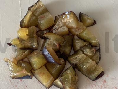 Avižinių dribsnių pusryčiai su vyšnių sultimis, pienu, medumi ir slyvomis Žingsnis 1