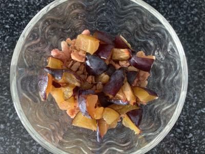 Avižinių dribsnių pusryčiai su vyšnių sultimis, pienu, medumi ir slyvomis Žingsnis 2