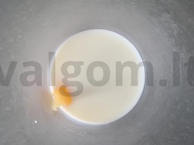 Avižinių dribsnių pusryčiai su vyšnių sultimis, pienu, medumi ir slyvomis Žingsnis 3