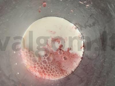 Avižinių dribsnių pusryčiai su vyšnių sultimis, pienu, medumi ir slyvomis Žingsnis 4