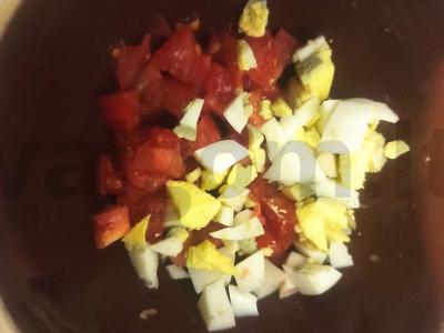 Salotos su žaliaisiais lęšiais, pomidoru ir kiaušiniu Žingsnis 3