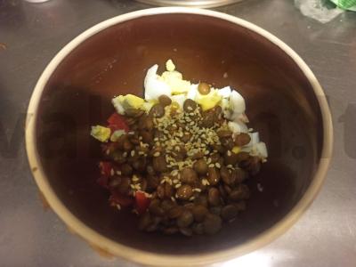 Salotos su žaliaisiais lęšiais, pomidoru ir kiaušiniu Žingsnis 4