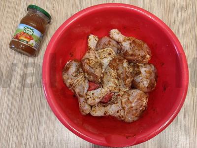 Vištienos blauzdelės pomidorų padaže keptuvėje Žingsnis 1