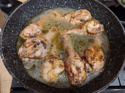 Vištienos blauzdelės pomidorų padaže keptuvėje Žingsnis 3