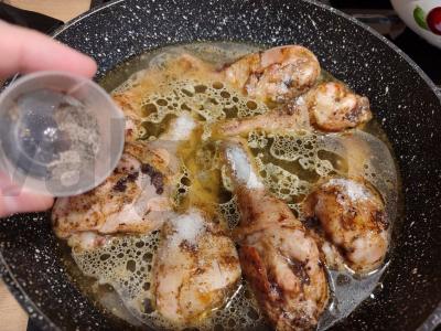 Vištienos blauzdelės pomidorų padaže keptuvėje Žingsnis 5