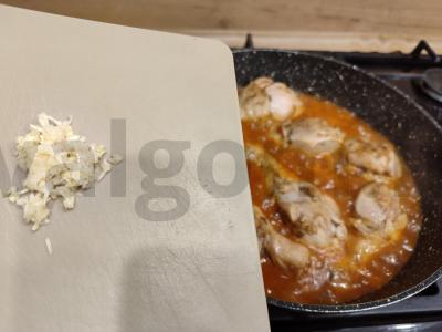 Vištienos blauzdelės pomidorų padaže keptuvėje Žingsnis 8