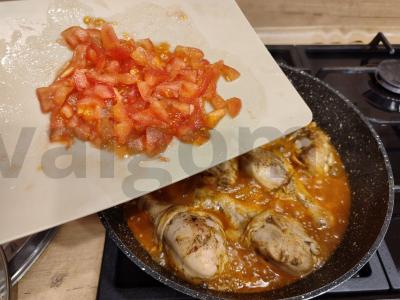 Vištienos blauzdelės pomidorų padaže keptuvėje Žingsnis 10