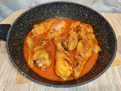 Vištienos blauzdelės pomidorų padaže keptuvėje Žingsnis 11