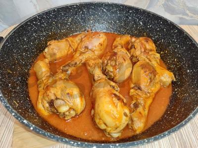 Vištienos blauzdelės pomidorų padaže keptuvėje pagrindine nuotrauka