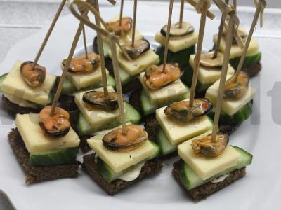 Kanarė su midijomis ir agurkais pagrindine nuotrauka