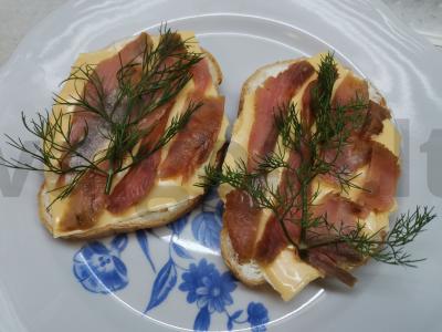 Sumuštiniai su lydytu sūriu ir rūkyta lašiša pagrindine nuotrauka