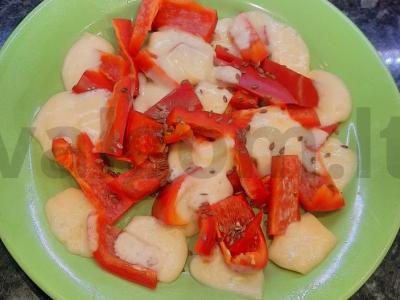 Salotas su paprika ir sūriu pagrindine nuotrauka