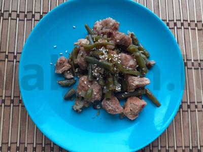 Troškinta kiauliena su žirneliais vakarienei pagrindine nuotrauka