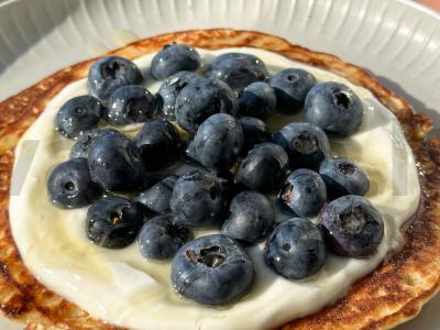 Avižų blynas su varškės kremu ir uogomis pagrindine nuotrauka