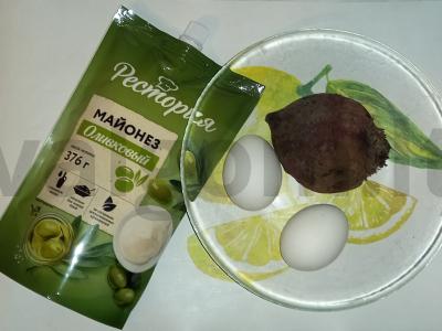 Burokėlių salotos su sūriu, majonezu ir kiaušiniu „Koralo rifas“ Žingsnis 1