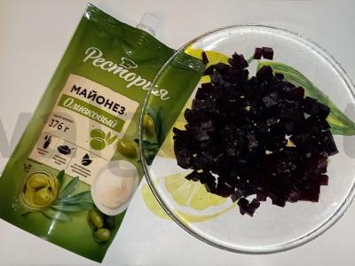 Burokėlių salotos su sūriu, majonezu ir kiaušiniu „Koralo rifas“ Žingsnis 2