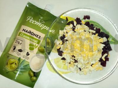 Burokėlių salotos su sūriu, majonezu ir kiaušiniu „Koralo rifas“ Žingsnis 3