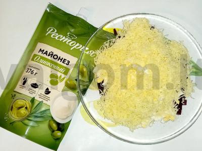 Burokėlių salotos su sūriu, majonezu ir kiaušiniu „Koralo rifas“ Žingsnis 4