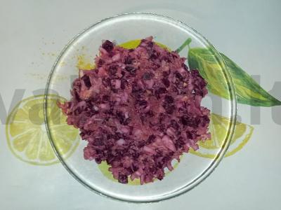 Burokėlių salotos su sūriu, majonezu ir kiaušiniu „Koralo rifas“ pagrindine nuotrauka