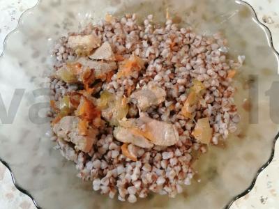 Grikių košė su mėsa, svogūnais ir morkomis pagrindine nuotrauka