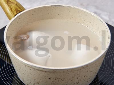 Kalmarai pomidorų padaže Žingsnis 1