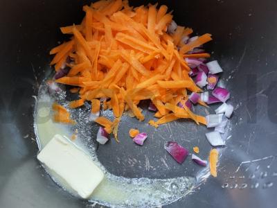 Vištienos sriuba su makaronais ir raudonuoju svogūnu Žingsnis 1