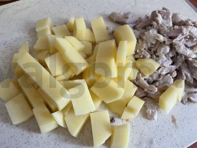 Vištienos sriuba su makaronais ir raudonuoju svogūnu Žingsnis 2