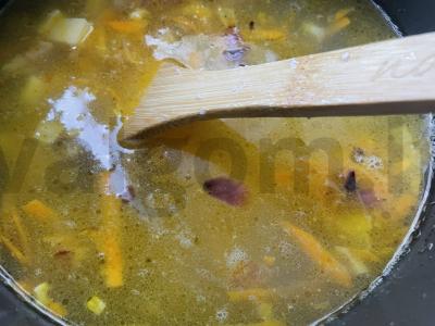 Vištienos sriuba su makaronais ir raudonuoju svogūnu Žingsnis 3