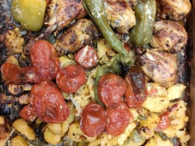 Vištiena orkaitėje su daržovėmis ir bulvėmis pagrindine nuotrauka