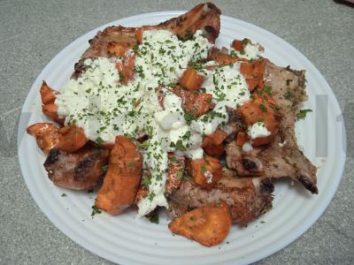 Kiaulienos šonkauliai su morkomis ir grietininiu padažu pagrindine nuotrauka