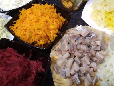 Salotas „Silkė po šubą“ kaimiškai Žingsnis 3