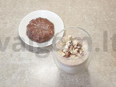 Pieninis kokteilis su zefyrais ir baltuoju šokoladu pagrindine nuotrauka