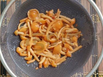 Salotos su vištienos krūtinėle ir marinuotais pievagrybiais Žingsnis 5